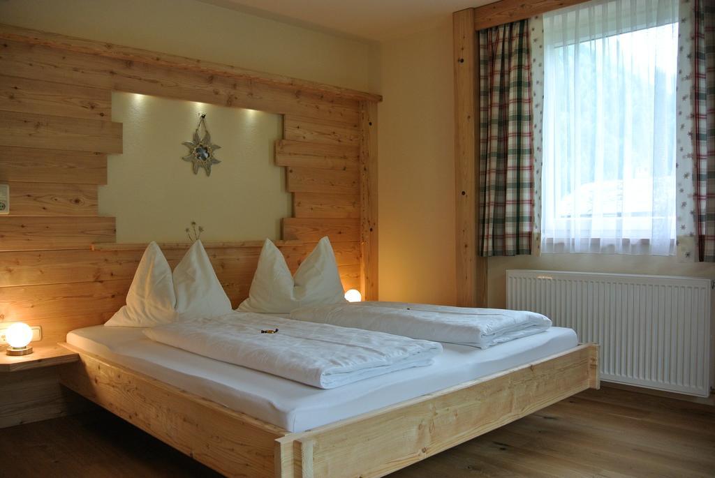 Pension Und Apartment Edelweiss Heiligenblut Kamer foto