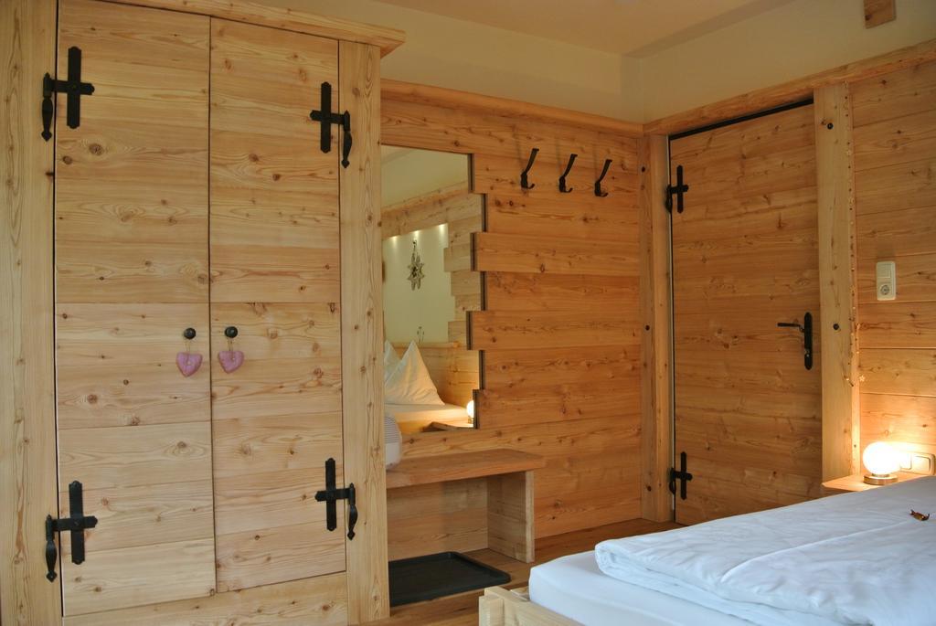 Pension Und Apartment Edelweiss Heiligenblut Kamer foto
