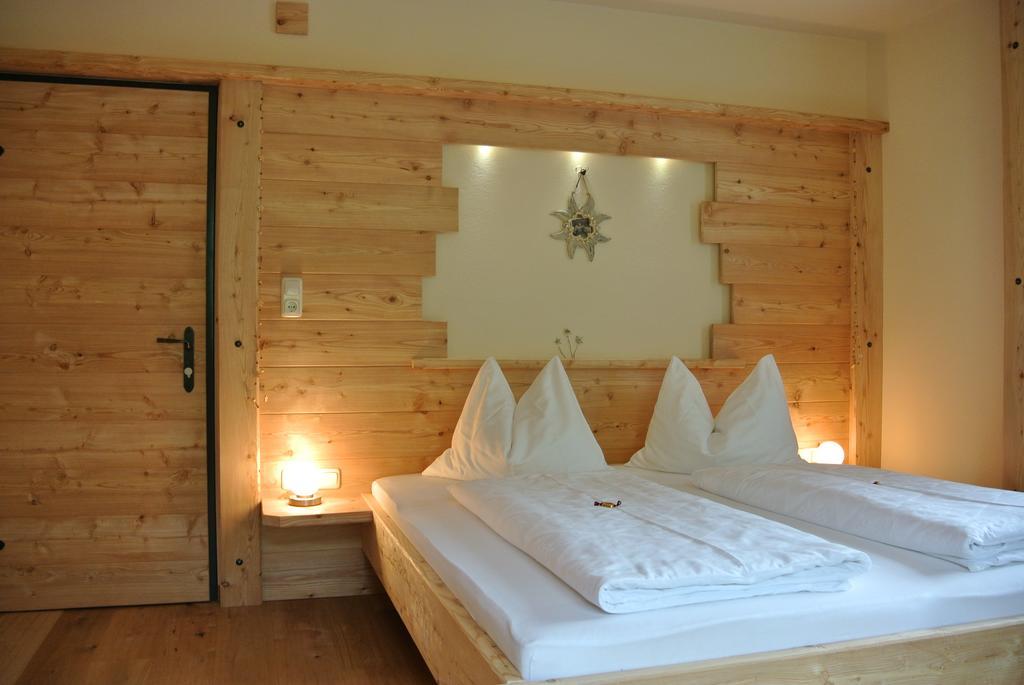 Pension Und Apartment Edelweiss Heiligenblut Kamer foto